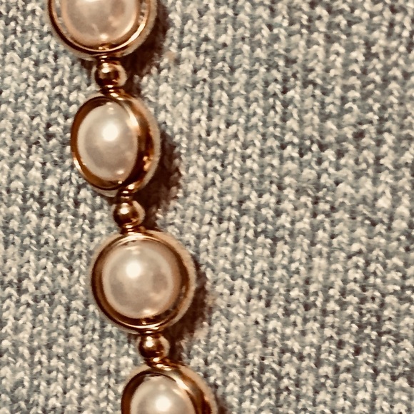 Jewelry - White pearlized beads in gold tone w/ earrings